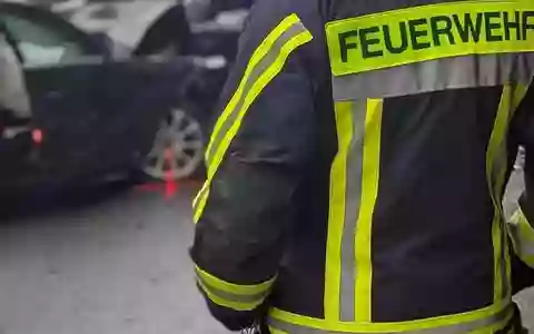 FW Horn-Bad Meinberg: Schwerer Verkehrsunfall mit tödlich verletzter Person - Foto: presseportal.de