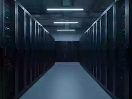 Moderne Serverinfrastruktur in einem klimatisierten Rechenzentrum mit blauer Beleuchtung. - Foto: über boerse-global.de