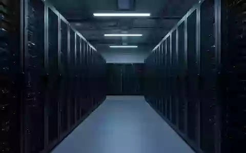 Moderne Serverinfrastruktur in einem klimatisierten Rechenzentrum mit blauer Beleuchtung. - Foto: über boerse-global.de