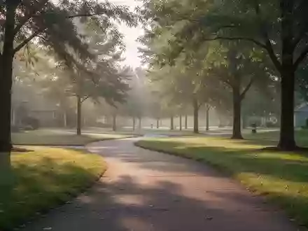 Ein sonniger Parkweg am frühen Morgen, der zu körperlicher Aktivität und Bewegung einlädt. - Foto: über boerse-global.de