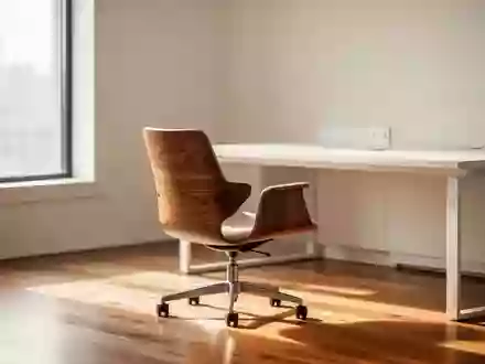 Ein heller, minimalistischer Büroarbeitsplatz mit einem ergonomischen Holzstuhl und natürlichem Lichteinfall. - Foto: über boerse-global.de