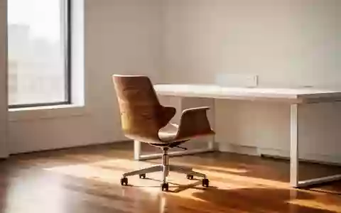 Ein heller, minimalistischer Büroarbeitsplatz mit einem ergonomischen Holzstuhl und natürlichem Lichteinfall. - Foto: über boerse-global.de