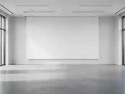 Ein minimalistischer, leerer Konferenzraum mit einer großen weißen Projektionswand und natürlichem Tageslicht. - Foto: über boerse-global.de