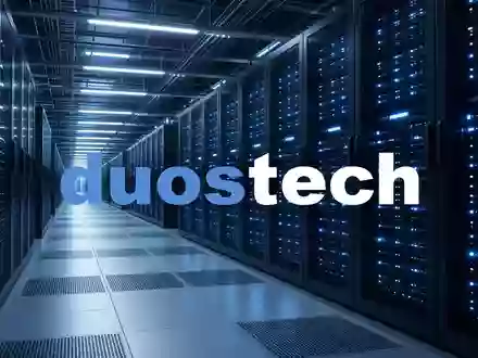 Modernes Rechenzentrum mit leuchtenden Serverschränken in einer technologischen Infrastrukturumgebung. - Foto: über boerse-global.de