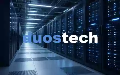Modernes Rechenzentrum mit leuchtenden Serverschränken in einer technologischen Infrastrukturumgebung. - Foto: über boerse-global.de
