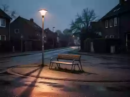 Eine menschenleere, abendlich beleuchtete Straße in einem Wohngebiet bei Dämmerung. - Foto: über boerse-global.de