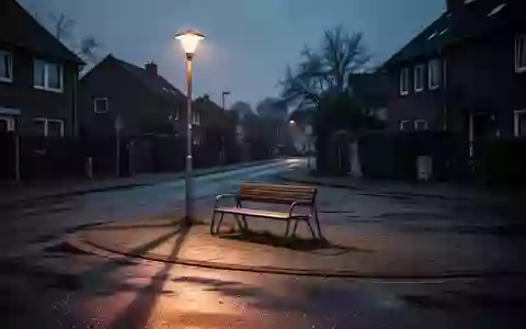 Eine menschenleere, abendlich beleuchtete Straße in einem Wohngebiet bei Dämmerung. - Foto: über boerse-global.de