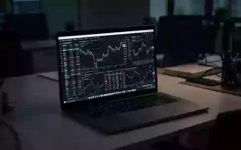Ein moderner, schummriger Büroarbeitsplatz mit einem Laptop, der komplexe Finanzdaten zeigt, in einer angespannten Atmosphäre. - Foto: über boerse-global.de