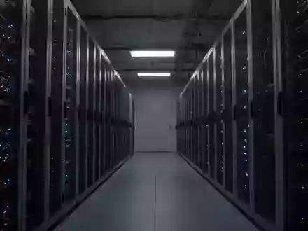 Ein dunkler, industrieller Serverraum mit metallischen Racks und leuchtenden Status-LEDs. - Foto: über boerse-global.de