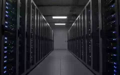 Ein dunkler, industrieller Serverraum mit metallischen Racks und leuchtenden Status-LEDs. - Foto: über boerse-global.de