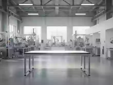Ein minimalistisches, modernes Industrielabor mit poliertem Betonboden und hellen, technologischen Arbeitsflächen. - Foto: über boerse-global.de