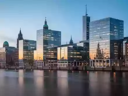 Moderne Hamburger Architektur bei Dämmerung, die die staatliche Verwaltung symbolisiert. - Foto: über boerse-global.de