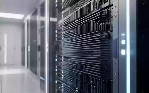 Moderne Server-Hardware in einem Rechenzentrum mit Fokus auf Kühlrippen und technische Komponenten. - Foto: über boerse-global.de