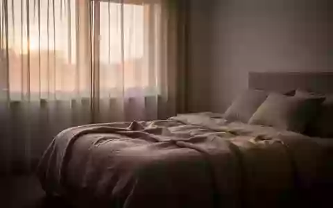 Ein minimalistisch eingerichtetes Schlafzimmer in den frĂĽhen Morgenstunden mit sanftem, natĂĽrlichem Licht. - Foto: ĂĽber boerse-global.de