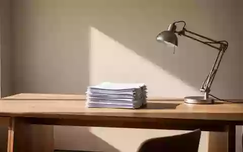 Ein aufgeräumter Schreibtisch mit einem Stapel sortierter Dokumente in einem hellen, modern eingerichteten Büro. - Foto: über boerse-global.de