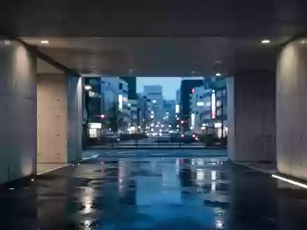 Eine moderne, minimalistische urbane Szene im Tokioter Bezirk Shibuya zur blauen Stunde mit Fokus auf Architektur und Licht. - Foto: über boerse-global.de