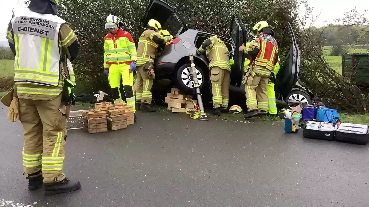 FW Paderborn: Verkehrsunfall mit zwei Pkw auf der B64 - Bild: presseportal.de