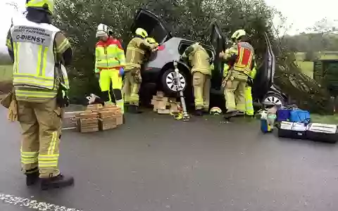 FW Paderborn: Verkehrsunfall mit zwei Pkw auf der B64 - Foto: presseportal.de