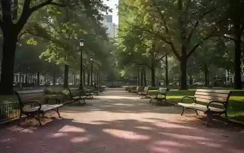 Ein sonniger öffentlicher Stadtpark mit leeren Holzbänken und grünen Bäumen. - Foto: über boerse-global.de
