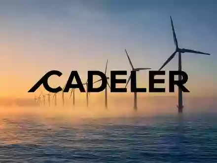 Ein großes Installationsschiff für Offshore-Windkraftanlagen auf ruhiger See bei Sonnenaufgang. - Foto: über boerse-global.de