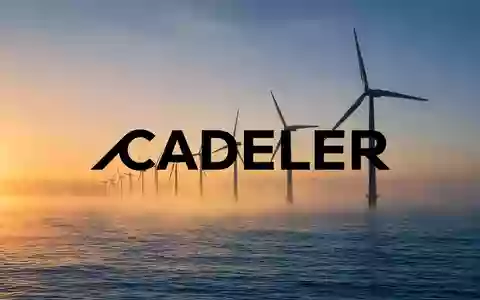 Ein großes Installationsschiff für Offshore-Windkraftanlagen auf ruhiger See bei Sonnenaufgang. - Foto: über boerse-global.de