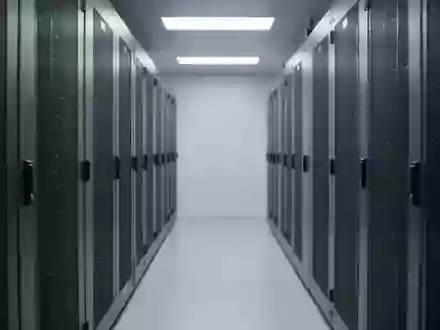 Ein steriler, moderner Serverraum mit matten Metallschränken in einer klinischen Umgebung ohne sichtbare Bildschirme oder Text. - Foto: über boerse-global.de