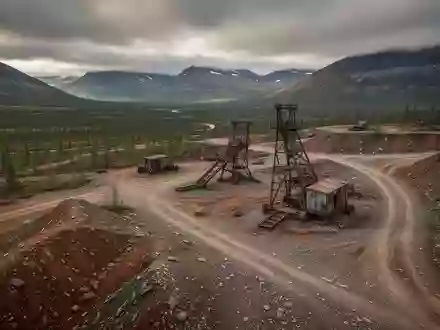Historische Bergbaustätte in einer abgelegenen Berglandschaft mit zerklüfteten Wegen und industriellen Überresten. - Foto: über boerse-global.de