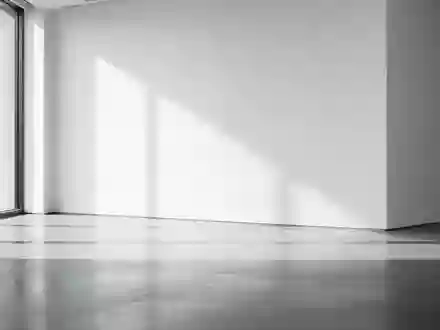 Ein minimalistischer, moderner Innenraum mit weichem Licht und klaren architektonischen Linien. - Foto: über boerse-global.de