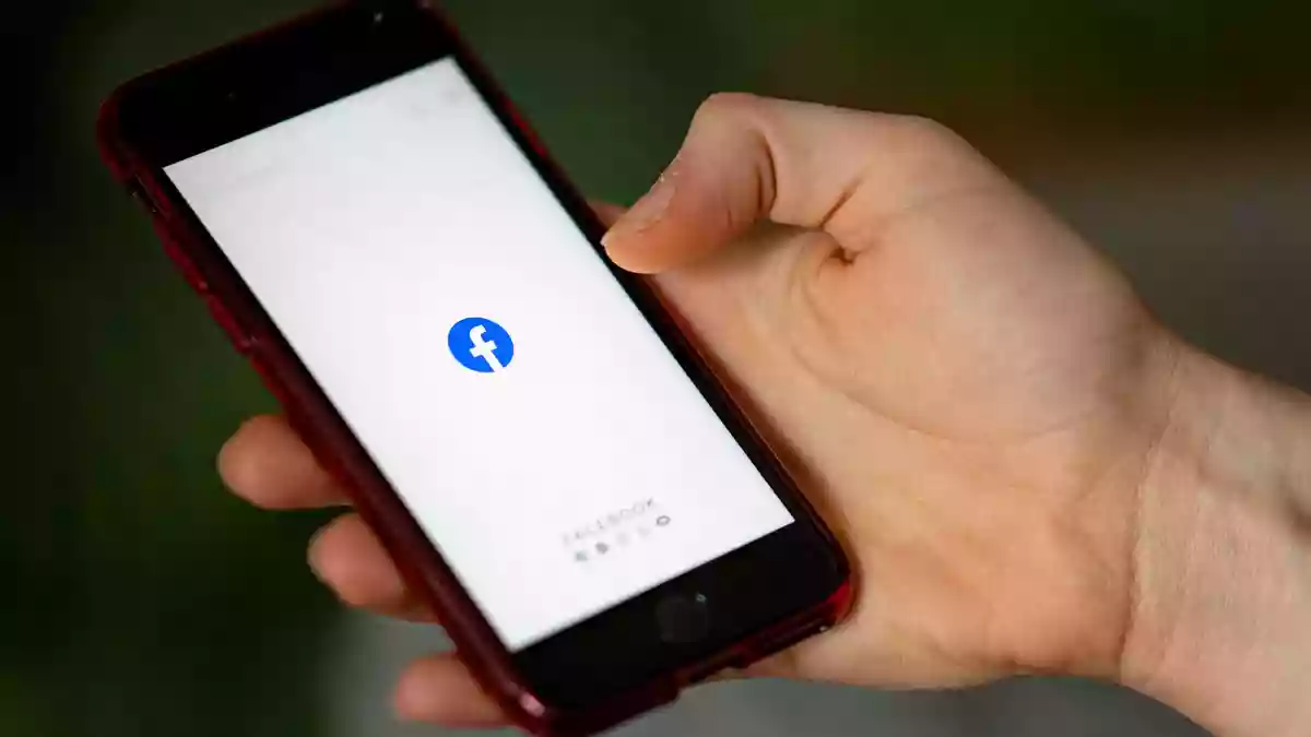 Der Datenschutz-Skandal um Cambridge Analytica wirkt für den Facebook-Konzern immer noch nach. (Archivbild) - Bild: Fabian Sommer/dpa