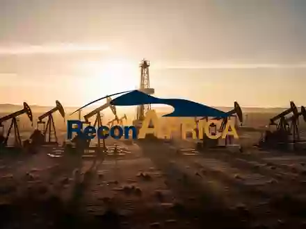 Ölförderanlage in einer weitläufigen Wüstenlandschaft bei Sonnenuntergang als Symbol für die Energieexploration. - Foto: über boerse-global.de