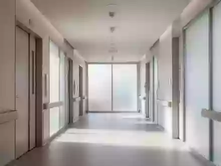 Ein minimalistischer Krankenhausflur mit steriler Architektur und sanftem, natürlichem Lichteinfall. - Foto: über boerse-global.de