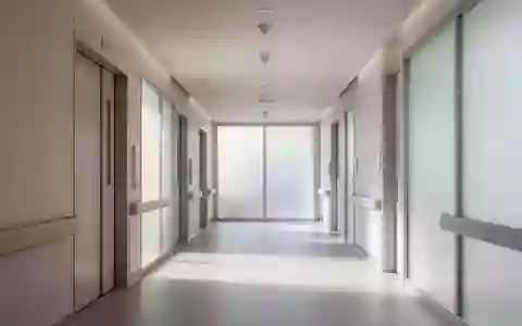 Ein minimalistischer Krankenhausflur mit steriler Architektur und sanftem, natürlichem Lichteinfall. - Foto: über boerse-global.de