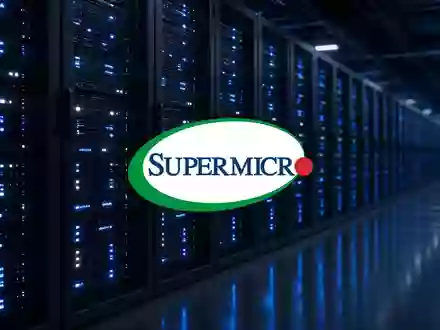 Abstrakte Darstellung moderner Serverinfrastruktur in einem hochmodernen Rechenzentrum mit kühler Beleuchtung. - Foto: über boerse-global.de