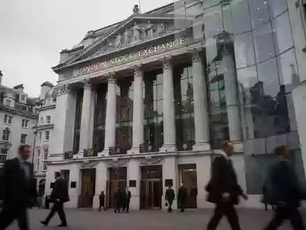 Außenansicht des London Stock Exchange Gebäudes am Paternoster Square an einem bewölkten Tag. - Foto: über boerse-global.de