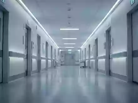 Ein heller, minimalistischer Krankenhausflur in einer modernen medizinischen Einrichtung ohne Personen. - Foto: über boerse-global.de