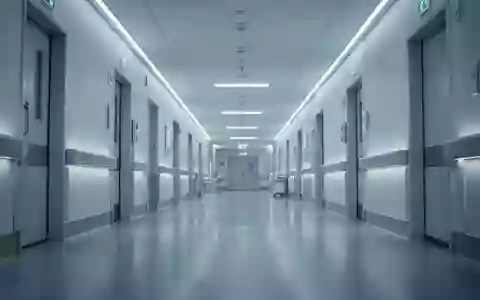 Ein heller, minimalistischer Krankenhausflur in einer modernen medizinischen Einrichtung ohne Personen. - Foto: über boerse-global.de