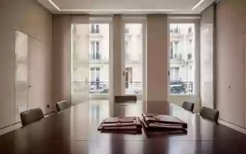 Ein minimalistischer Konferenzraum in einem französischen Regierungsgebäude mit leerem Holztisch und Tageslichteinfall. - Foto: über boerse-global.de