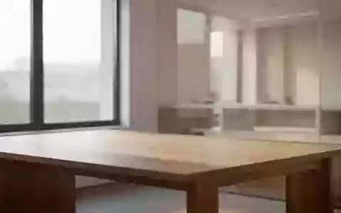 Ein minimalistischer, leerer Arbeitsplatz mit hellem Holzschreibtisch und natürlichem Lichteinfall in einem modernen Raum. - Foto: über boerse-global.de