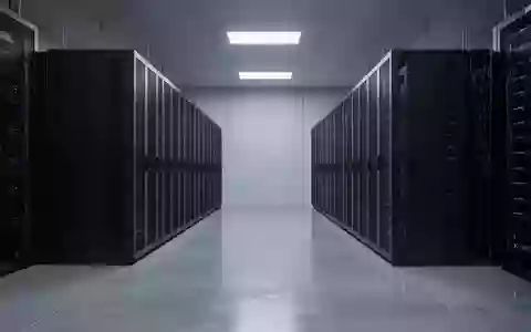 Moderne, minimalistische Serverraum-Infrastruktur mit ordentlich angeordneten, dunklen Serverschränken in einer kühlen, professionellen Umgebung. - Foto: über boerse-global.de