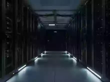 Ein dunkler, minimalistischer Serverraum mit industriellen Schränken und dezenter Notbeleuchtung. - Foto: über boerse-global.de