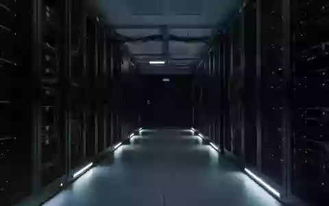 Ein dunkler, minimalistischer Serverraum mit industriellen Schränken und dezenter Notbeleuchtung. - Foto: über boerse-global.de