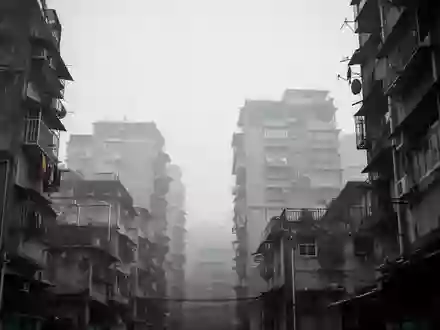 Trübes, urbanes Umfeld mit grauer Atmosphäre und Gebäudesilhouetten vor einem bewölkten Himmel. - Foto: über boerse-global.de