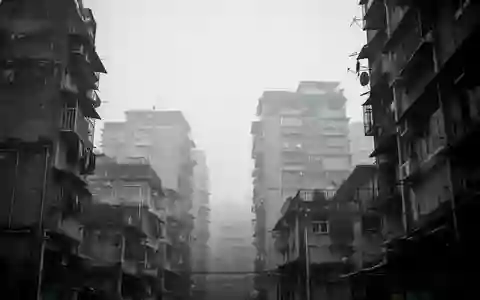 TrĂŒbes, urbanes Umfeld mit grauer AtmosphĂ€re und GebĂ€udesilhouetten vor einem bewölkten Himmel. - Foto: ĂŒber boerse-global.de