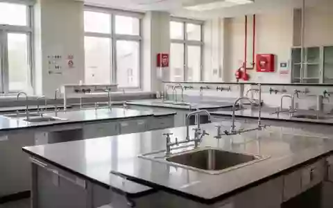 Ein leerer naturwissenschaftlicher Fachraum in einer Schule mit Arbeitstischen und Gasanschlüssen bei Tageslicht. - Foto: über boerse-global.de