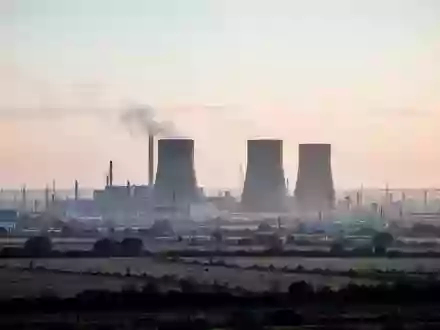 Industrielle Landschaft mit Fernkraftwerk bei Dämmerung zur Veranschaulichung beruflicher Arbeitsumgebungen. - Foto: über boerse-global.de