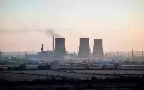 Industrielle Landschaft mit Fernkraftwerk bei Dämmerung zur Veranschaulichung beruflicher Arbeitsumgebungen. - Foto: über boerse-global.de