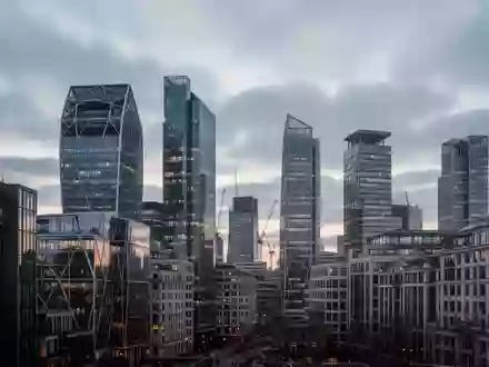 Moderne Bürogebäude in der Londoner Skyline bei Dämmerung, die die städtische Infrastruktur und Architektur verdeutlichen. - Foto: über boerse-global.de