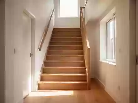 Eine helle, sonnendurchflutete Treppe in einem modernen Wohnhaus, die Unabhängigkeit und Mobilität im Alltag symbolisiert. - Foto: über boerse-global.de
