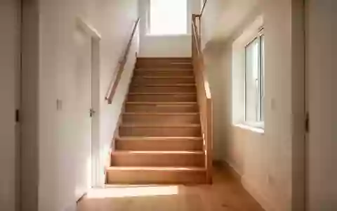 Eine helle, sonnendurchflutete Treppe in einem modernen Wohnhaus, die Unabhängigkeit und Mobilität im Alltag symbolisiert. - Foto: über boerse-global.de