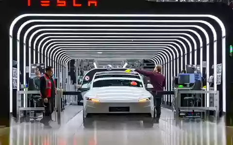 Tesla verkaufte trotz des Rückgangs mehr Fahrzeuge als am Markt erwartet. (Archivbild) - Foto: Patrick Pleul/dpa